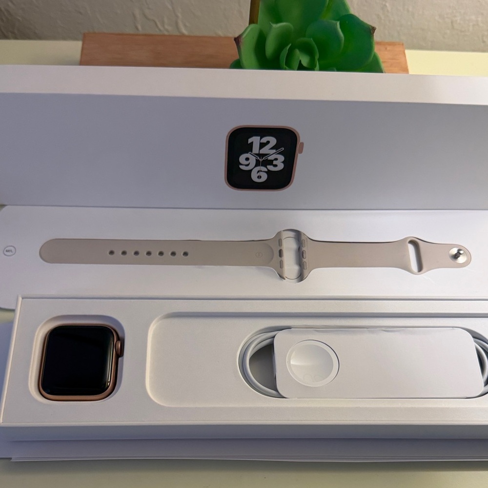 Apple Watch SE Rose Gold Case/ Tan Sport Band 40mm